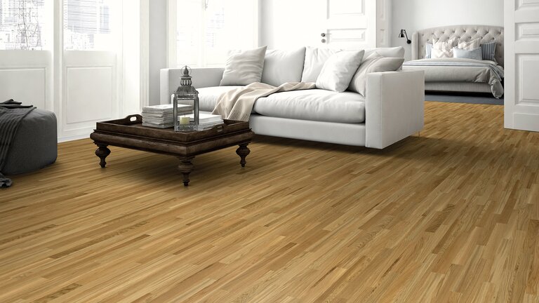 Wohnzimmer mit hellem Holzparkettboden